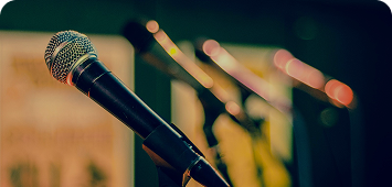Image d'un microphone fixé sur un pied